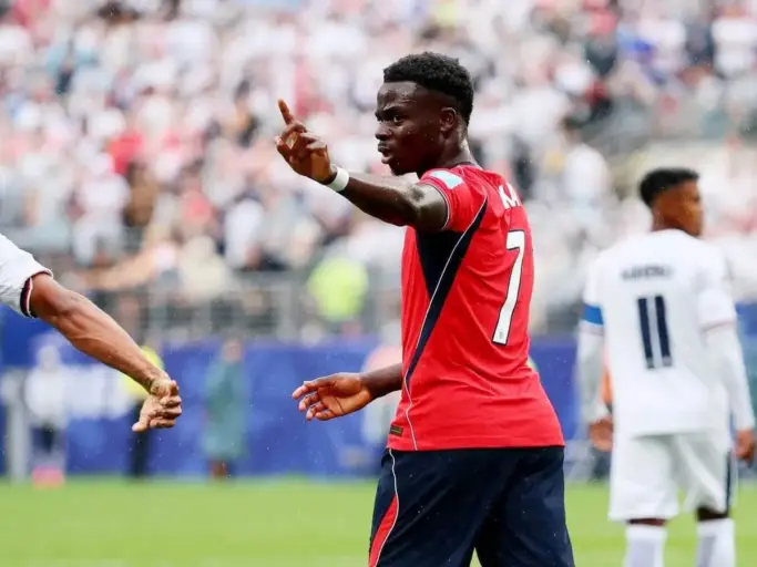 Bukayo Saka divise l'Angleterre : le paradoxe d'une qualification validée
