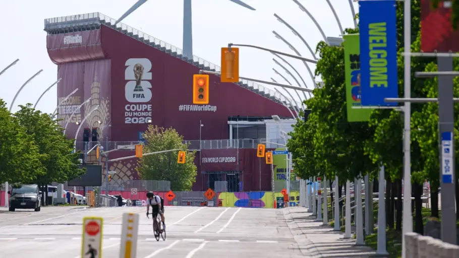 À Toronto, un arbitre distribue des cartons jaunes aux automobilistes après la victoire du Canada