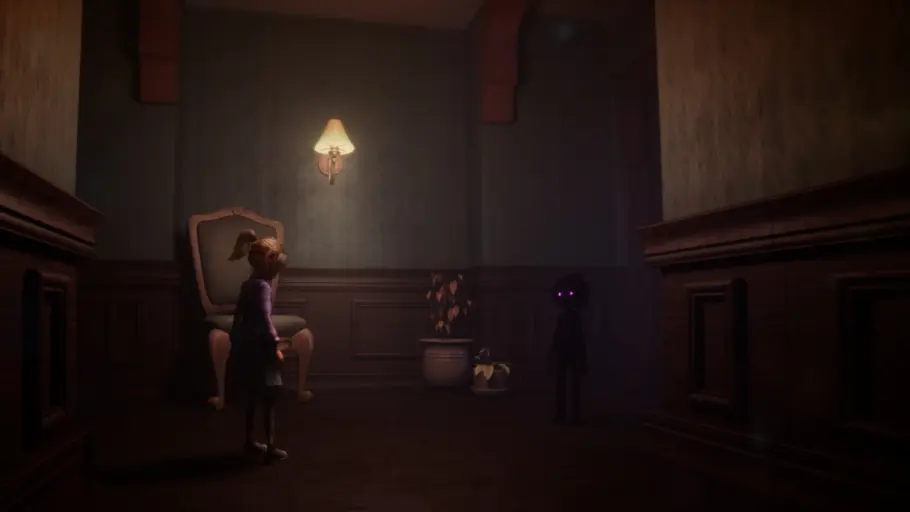 Sophie, la fillette aveugle d'Out of Sight, dans un couloir sombre du manoir