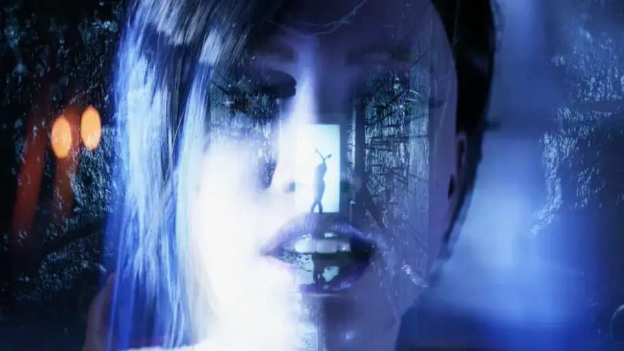 Pinhead, le Cénobite de la saga Hellraiser, dans un couloir sombre du jeu Hellraiser: Revival